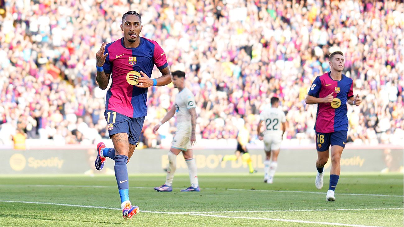 Raphinha festejando uno de sus goles ante el Valladolid (7-0)