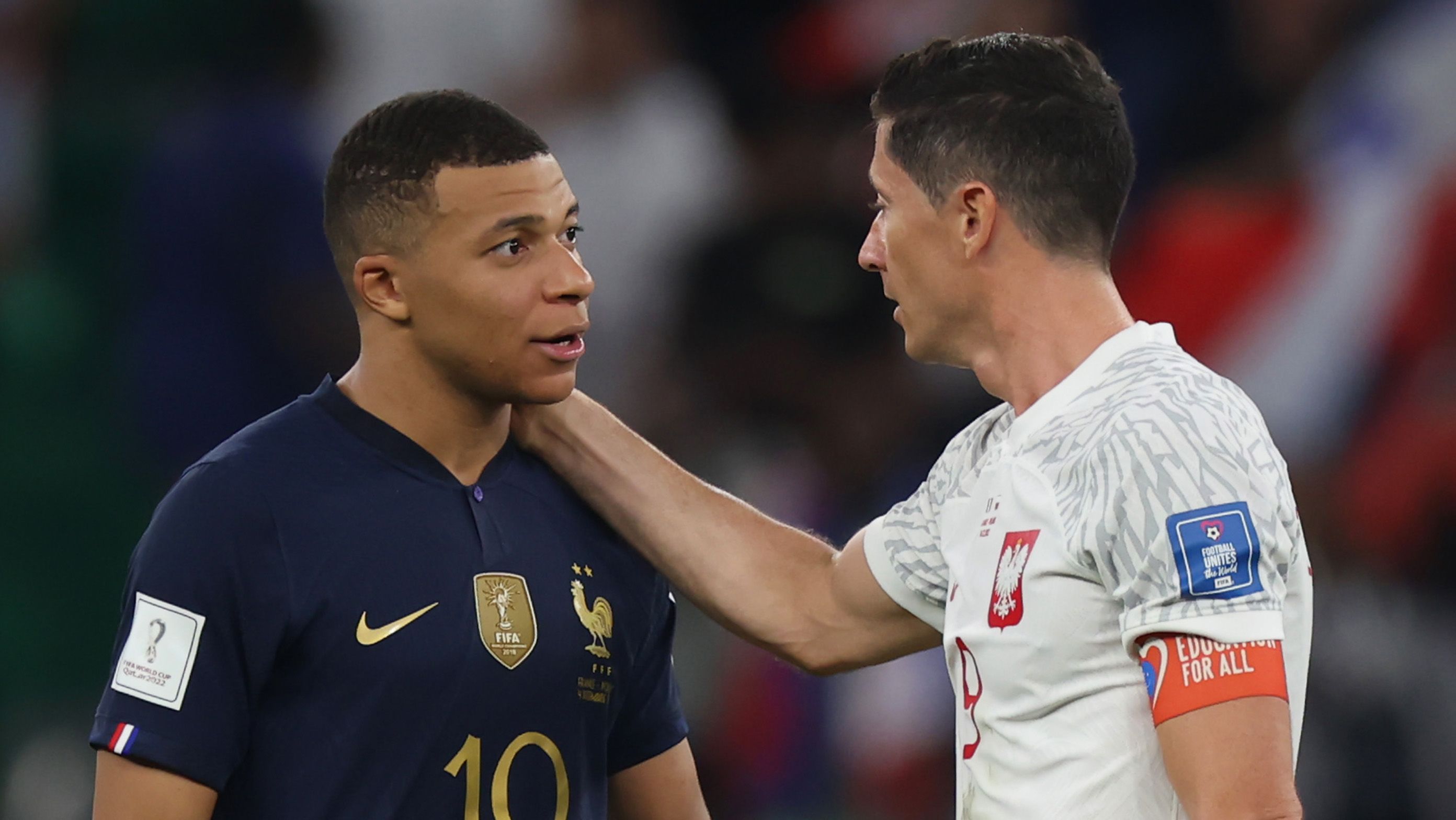 Kylian Mbappé y Robert Lewandowski en un partido entre Francia y Polonia