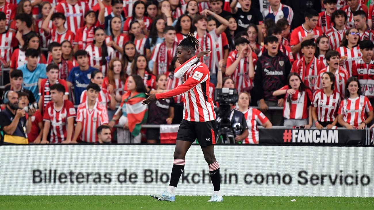 Nico Williams ante la grada del Athletic Club