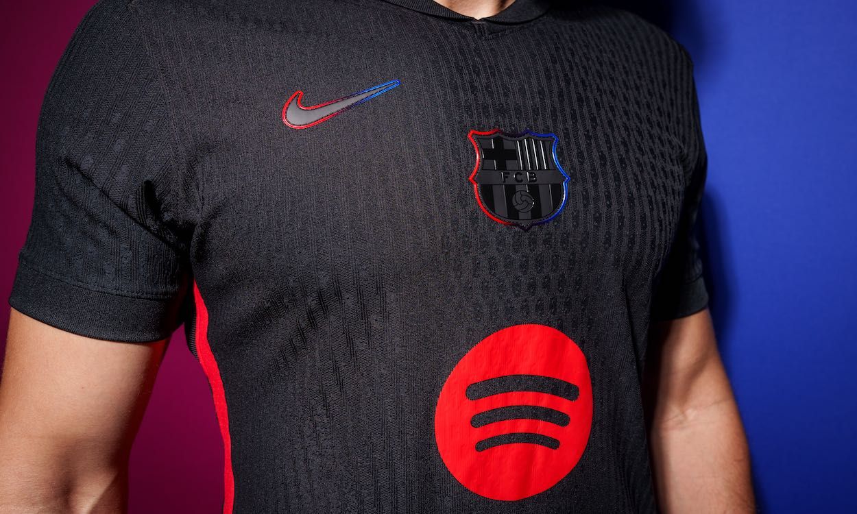 El FC Barcelona da por cerrado el nuevo acuerdo con Nike, que estaría sólo pendiente de firma. Así, la camiseta del Barça seguirá luciendo el logo de la multinacional americana hasta el año 2038