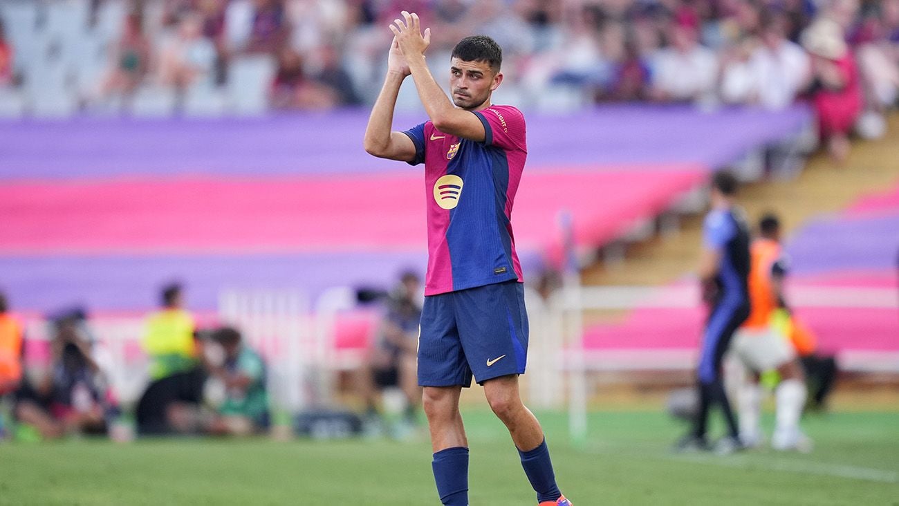 Pedri saludando a la grada de Montjuïc durante el Barça-Valladolid