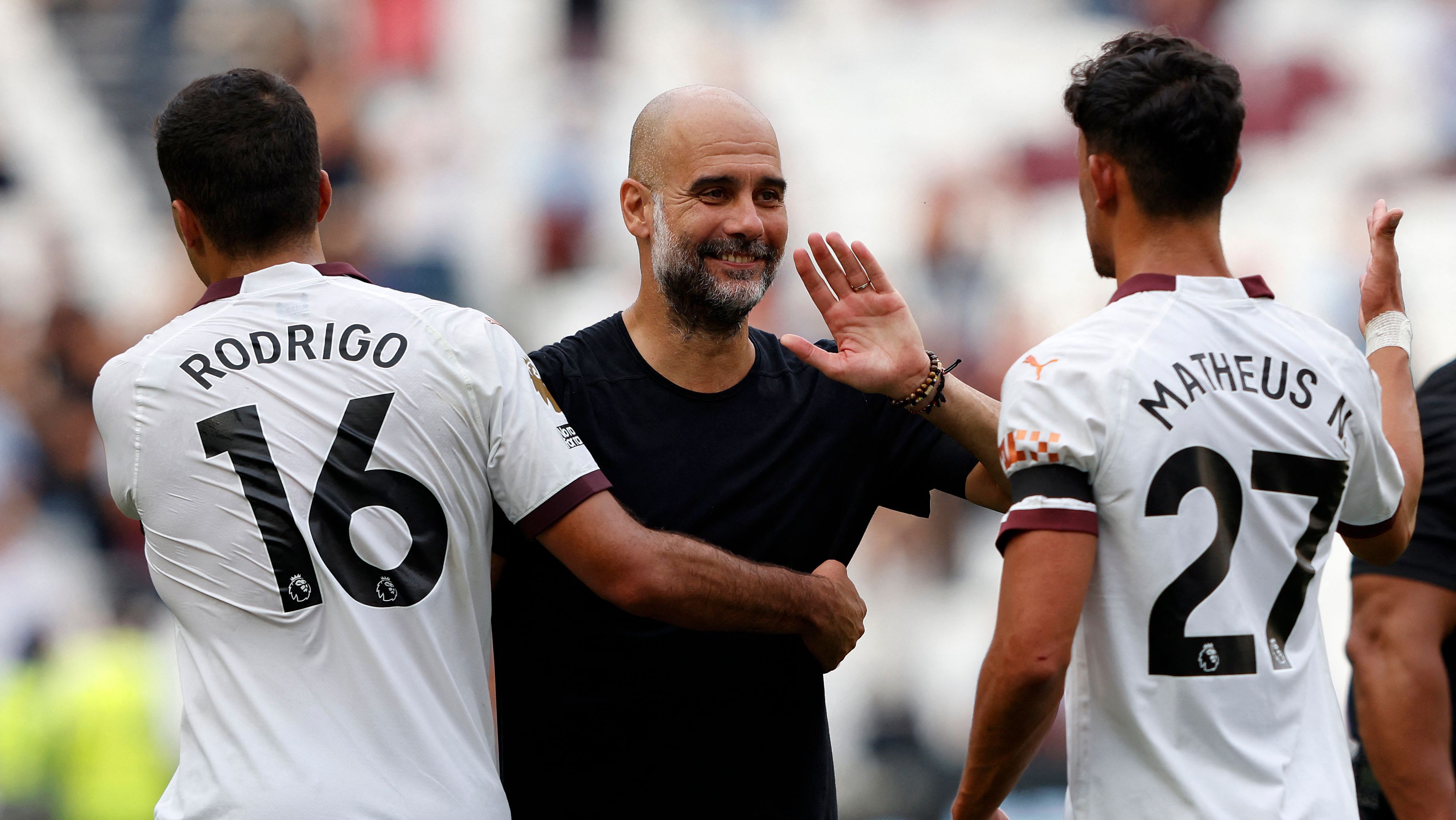 Pep Guardiola y Rodrigo en un partido del Manchester City