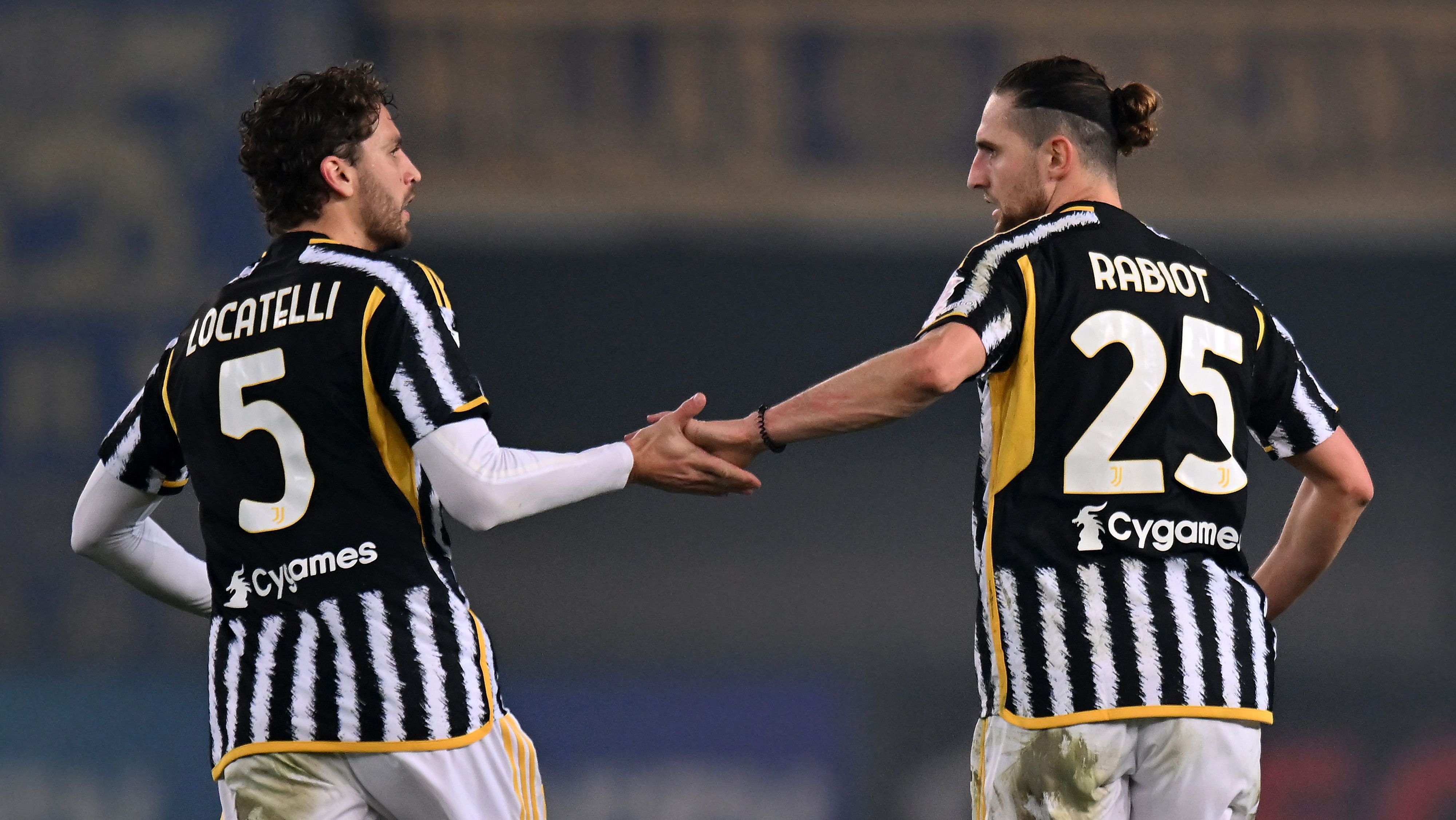 Manuel Locatelli y Adrien Rabiot en un partido de la Juventus