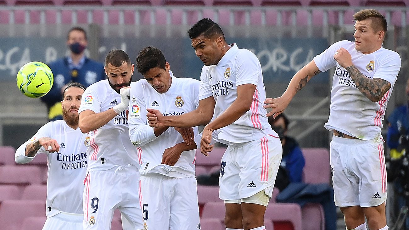 Cinco ex jugadores del Real Madrid peleando un cabezazo