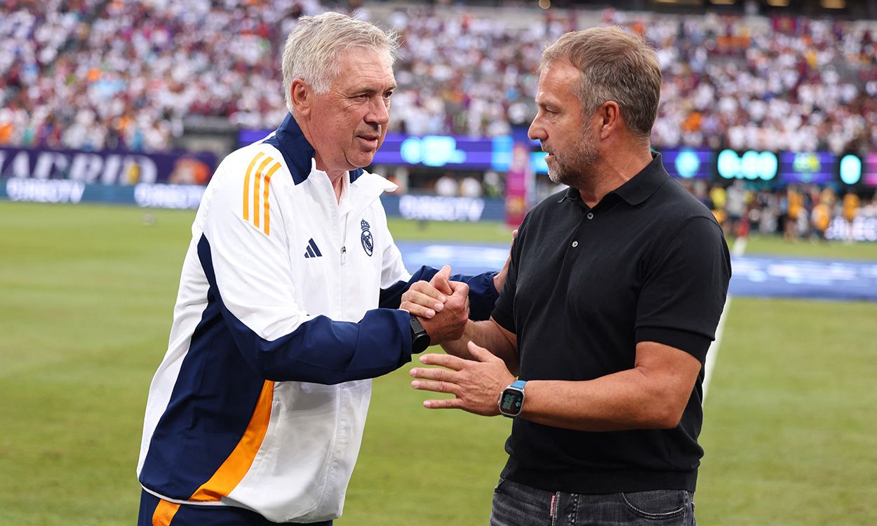 Hansi Flick saludando a Carlo Ancelotti