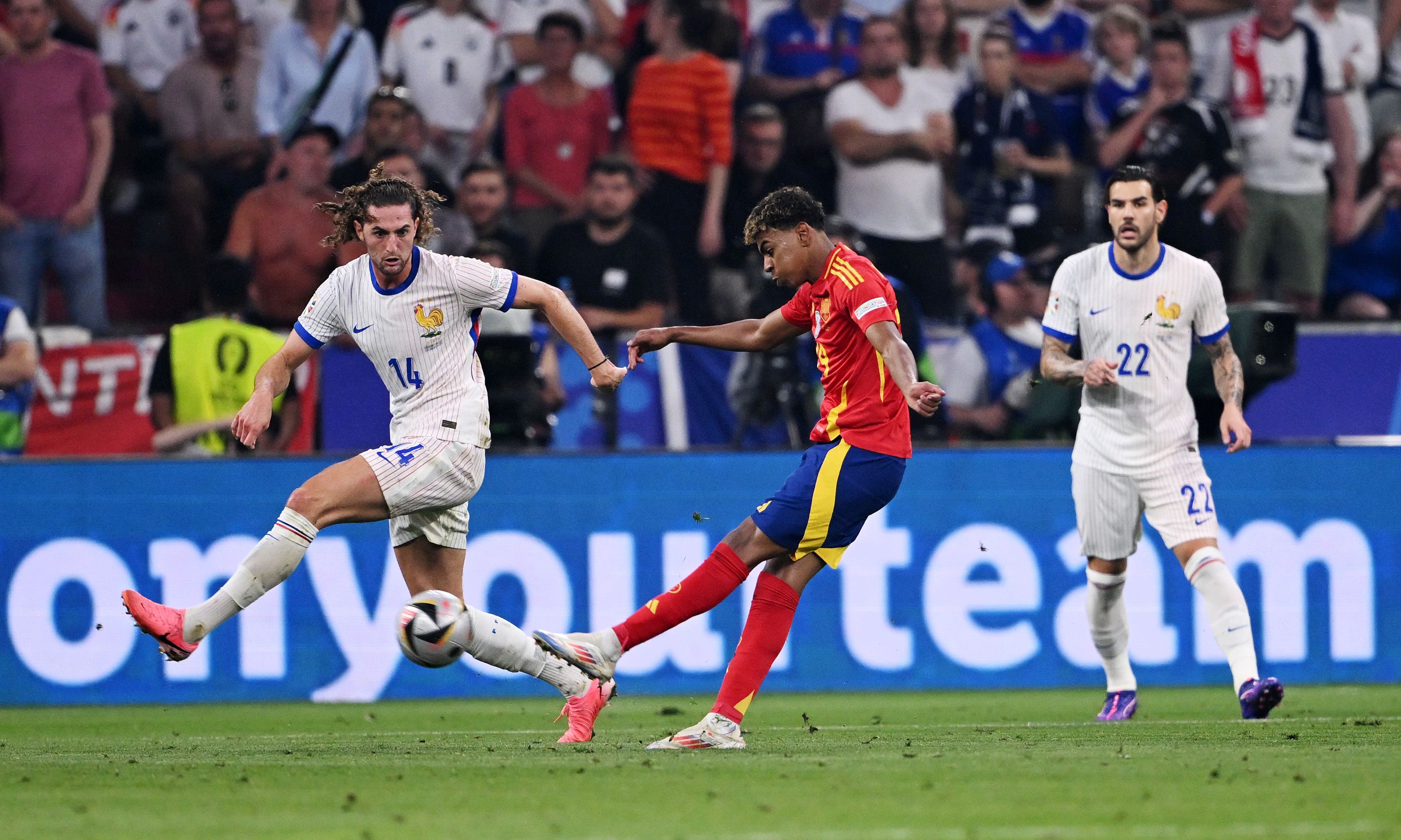 Adrien Rabiot y Lamine Yamal en el partido entre el Francia y España en la Euro 2024