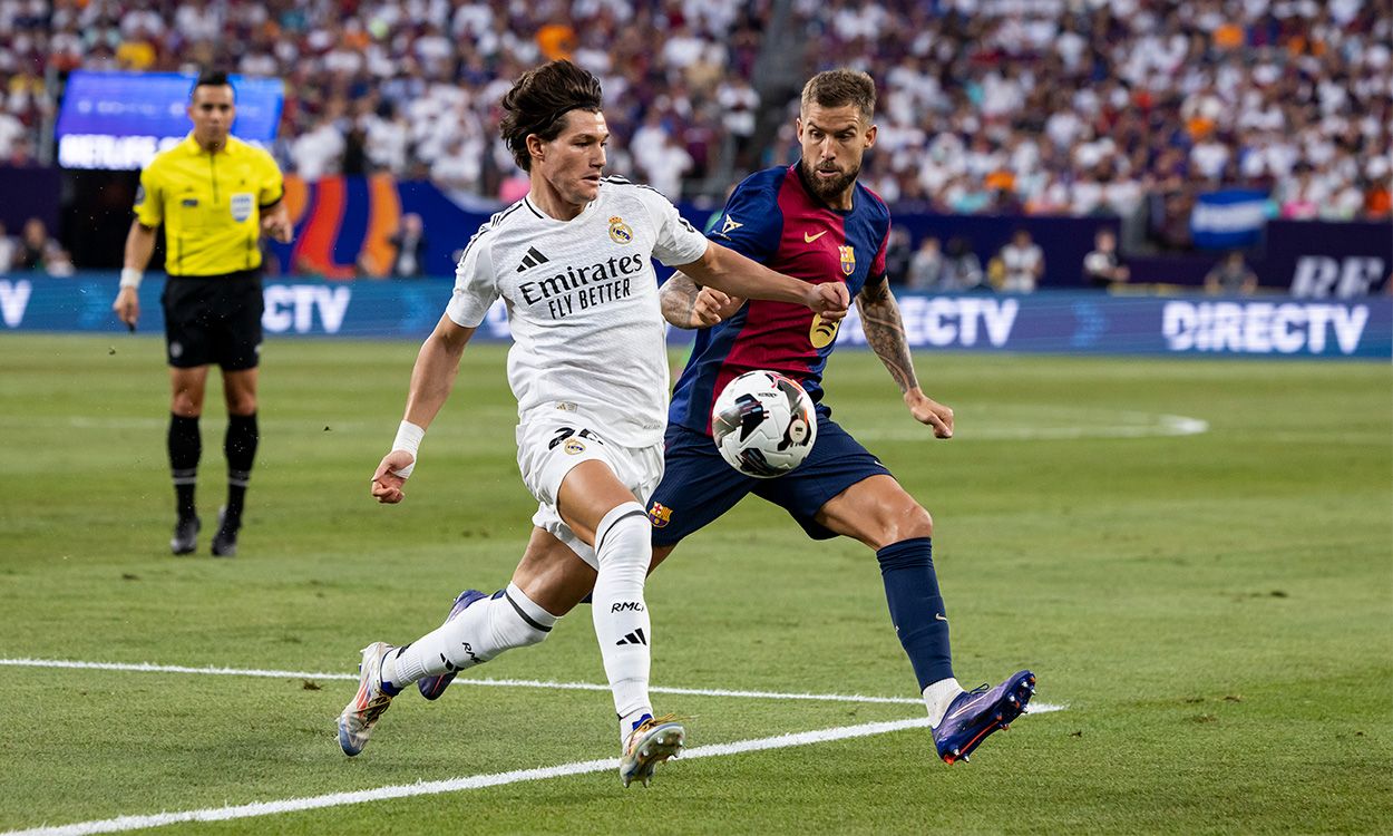 Iñigo Martínez disputando un balón con Fran García