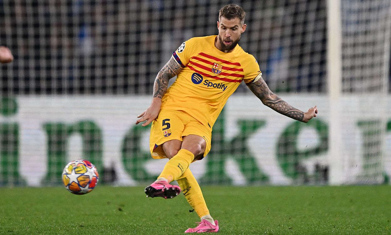 Iñigo Martínez en un partido de Champions con el Barça