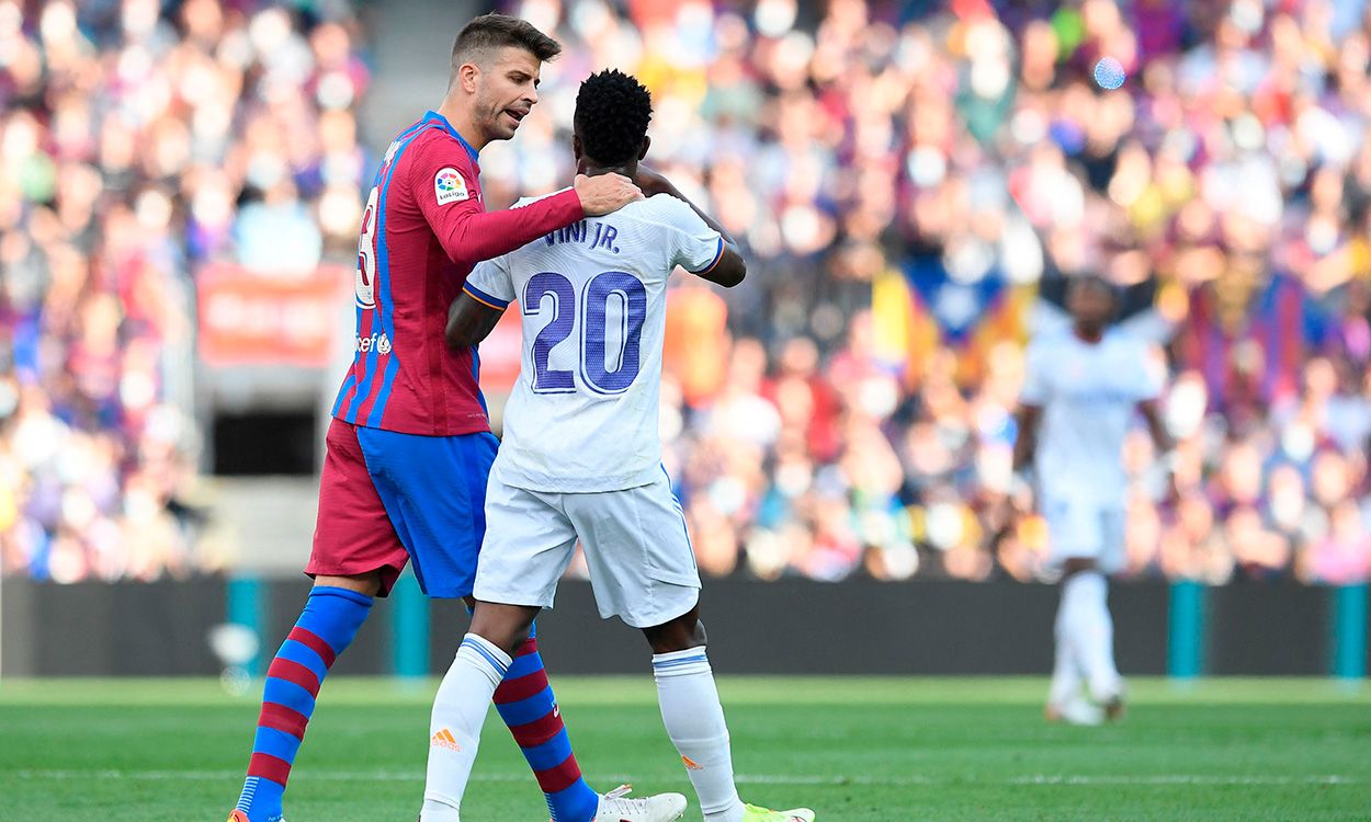 Gerard Piqué y Vinicius Jr. durante un Clásico disputado en 2021