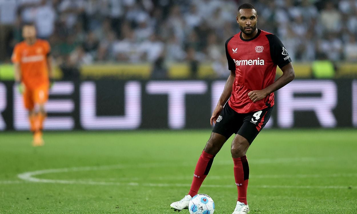 Jonathan Tah en un partido con el Bayer Leverkusen