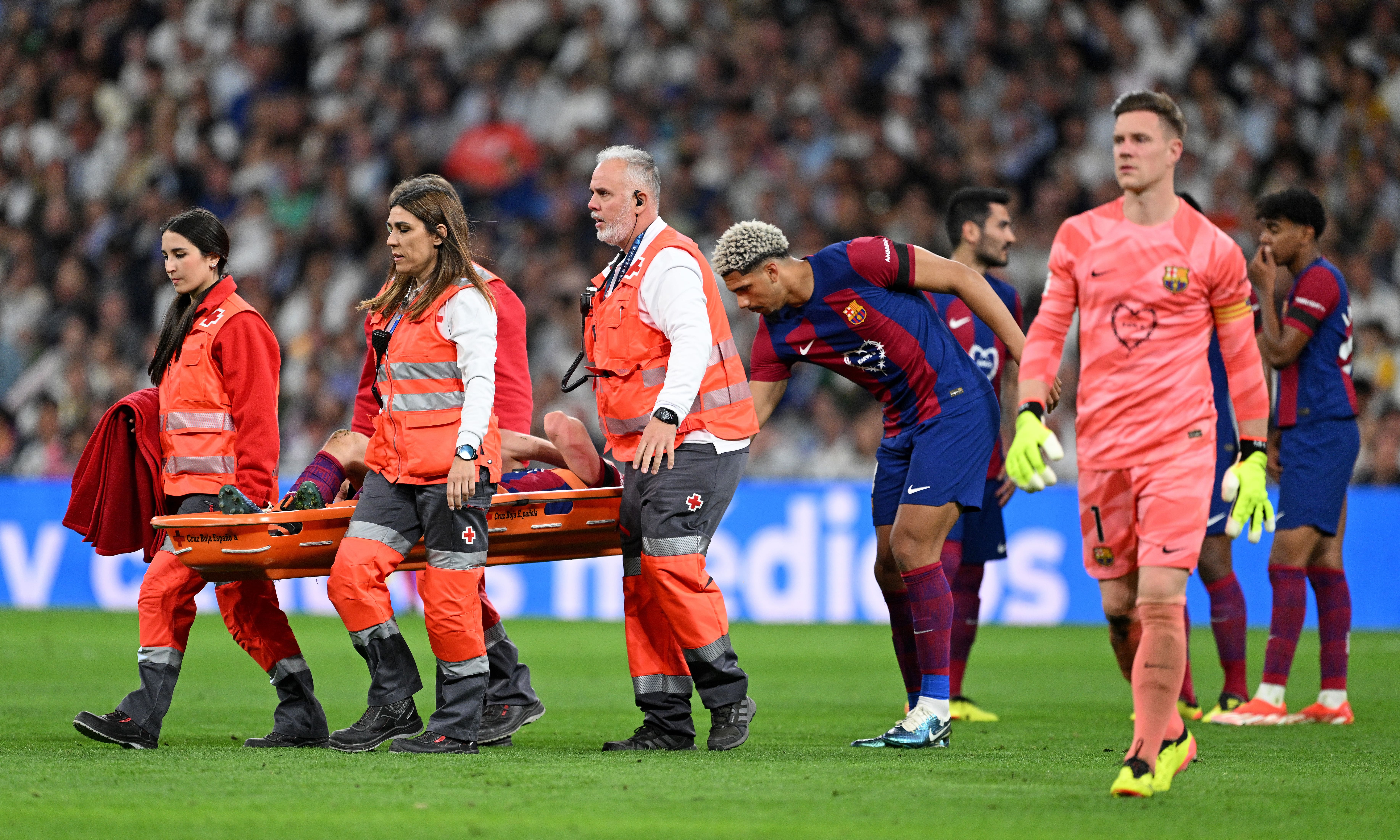 Frenkie de Jong sale lesionado en un partido del FC Barcelona 