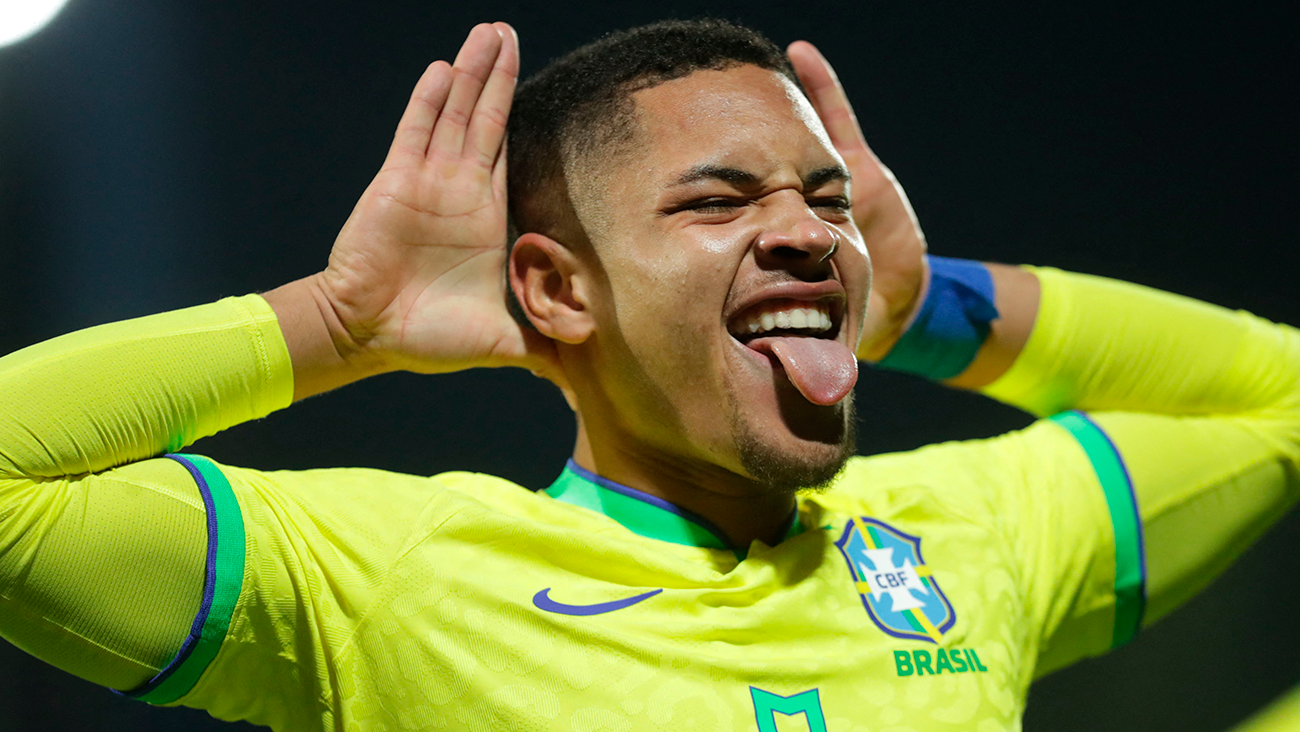 Vitor Roque con la selección de Brasil