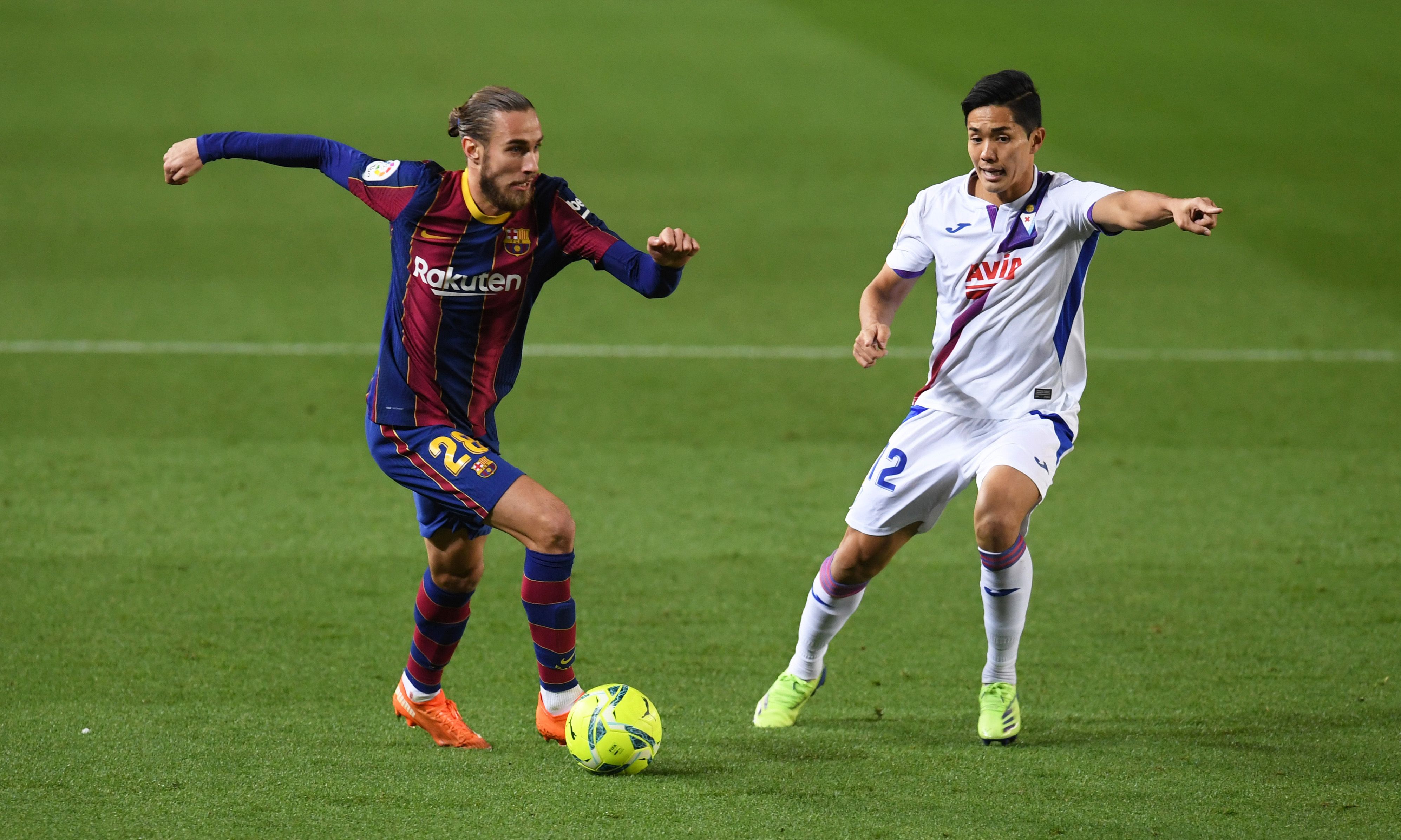 Riqui Puig y Óscar Mingueza en un partido de LaLiga en 2020