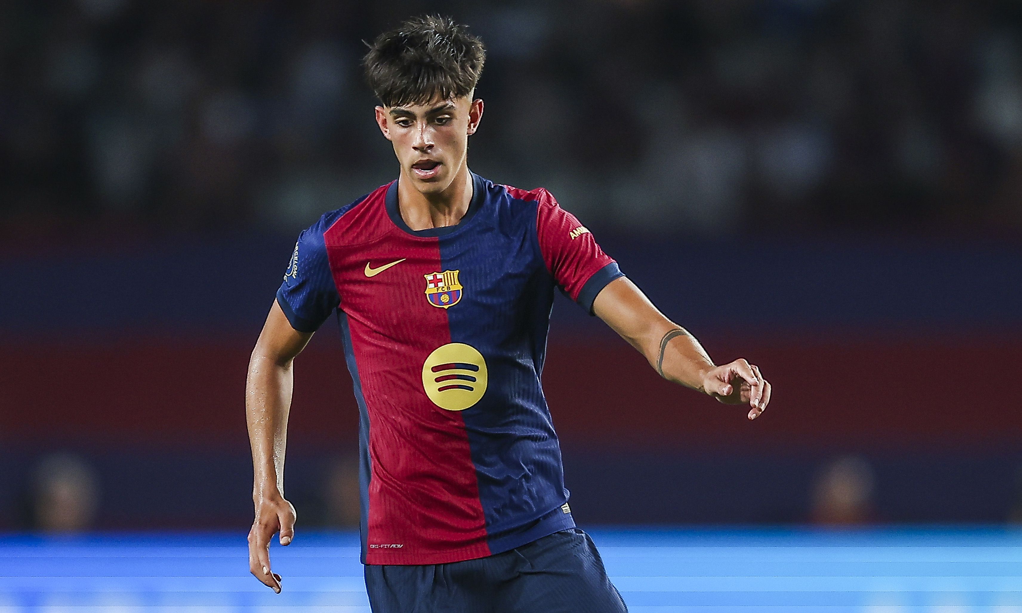 Marc Bernal jugando un partido con el FC Barcelona