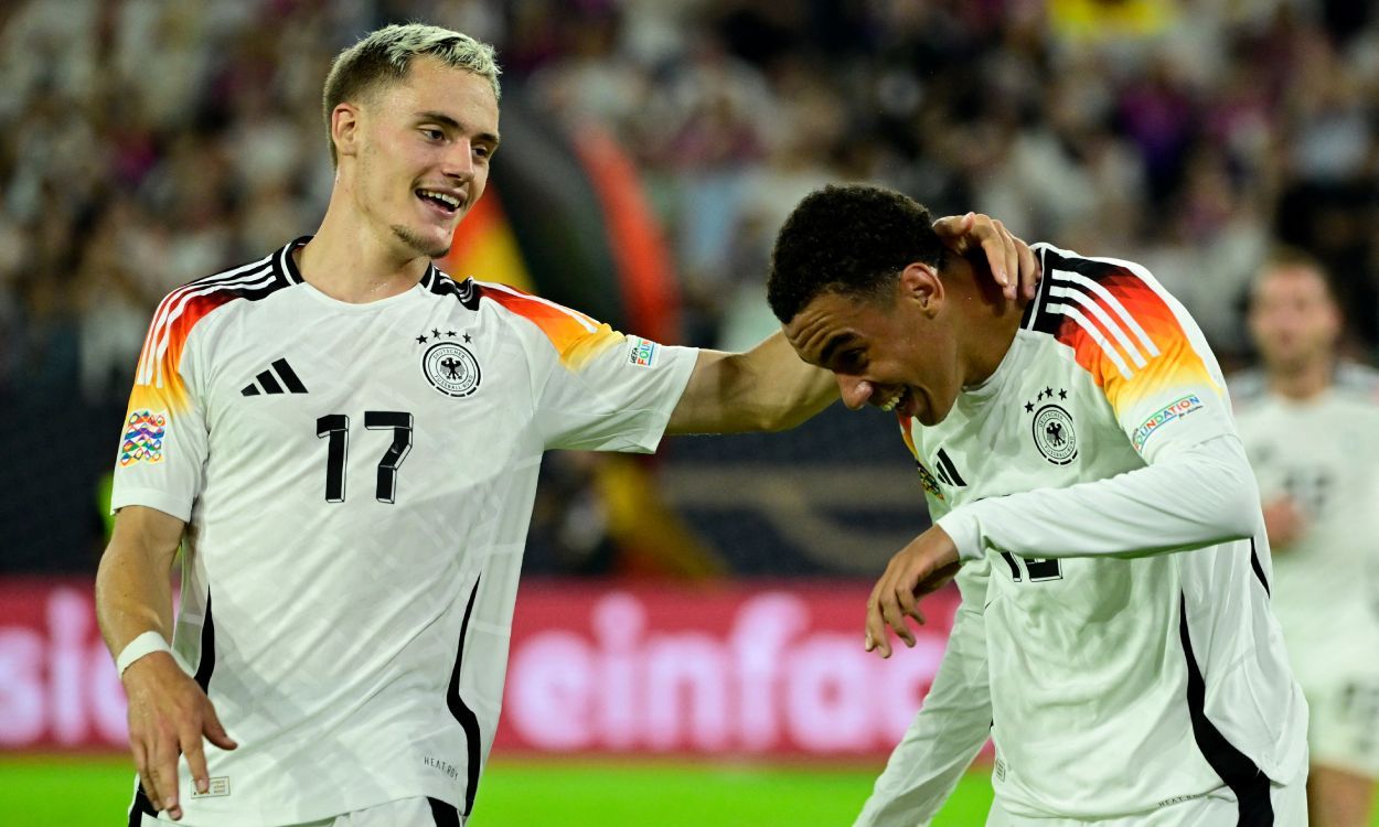 Florian Wirtz y Jamal Musiala celebrando un gol con Alemania