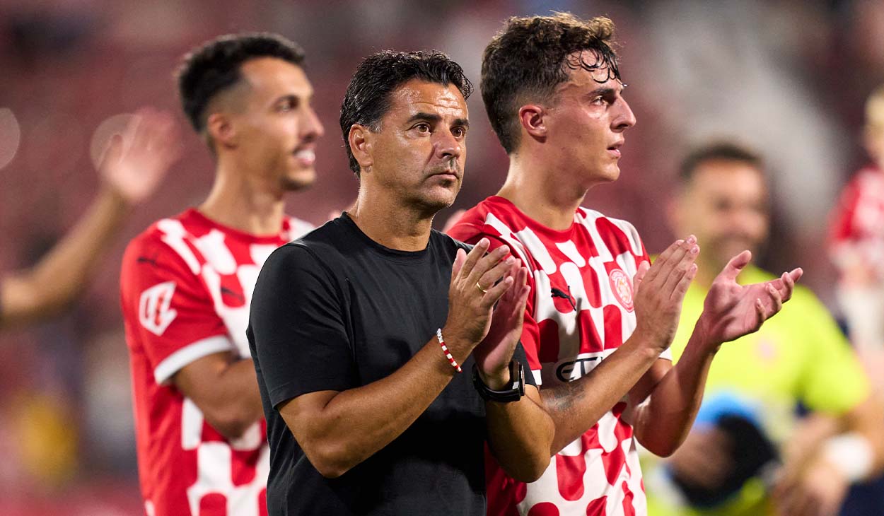 Míchel y los jugadores del Girona tras un partido de Liga