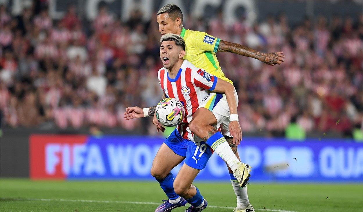 Julio Enciso and Guilherme Arana during Paraguay-Brazil (1-0)