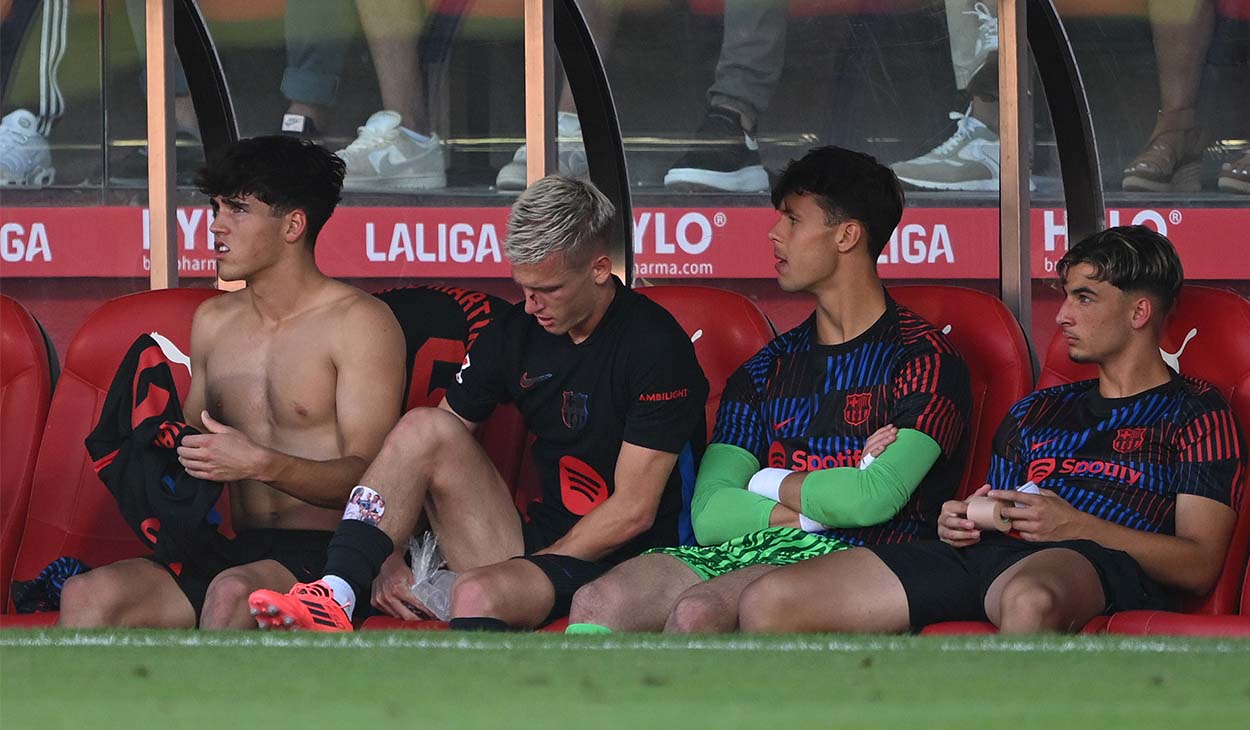 Dani Olmo, with ice on his right thigh on the Montilivi bench