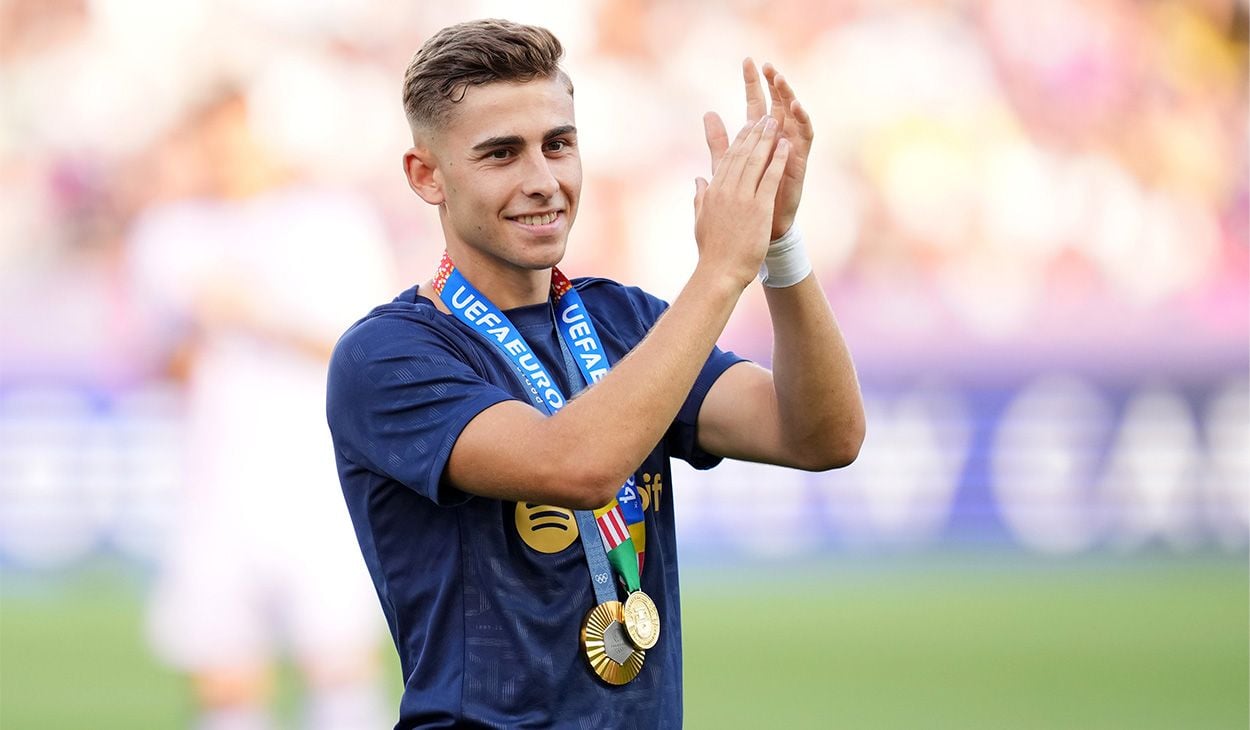 Fermín López saludando a la afición del Barça en Montjuïc