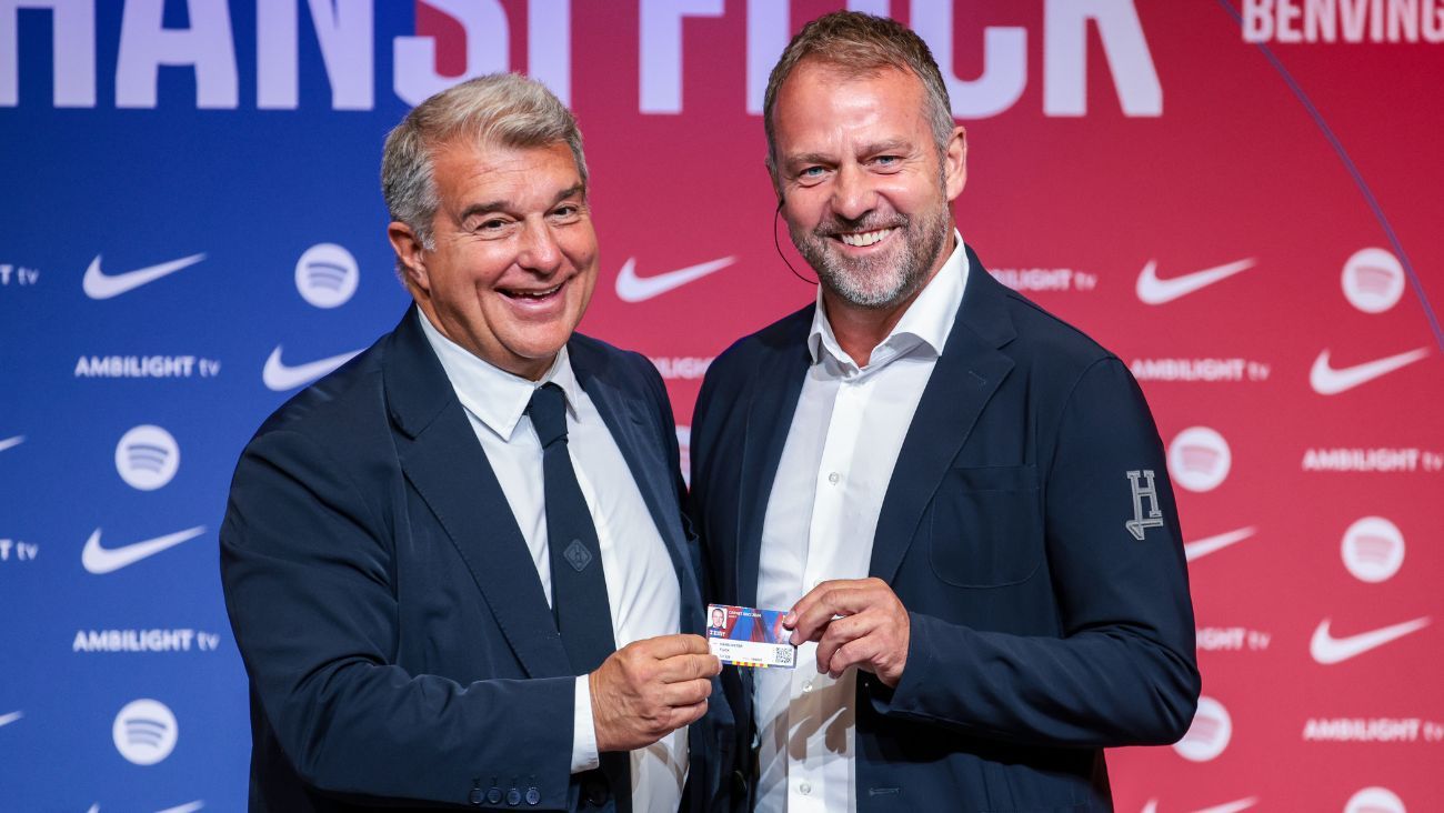 Joan Laporta y Hansi Flick en la presentación de este último como el nuevo entrenador del FC Barcelona