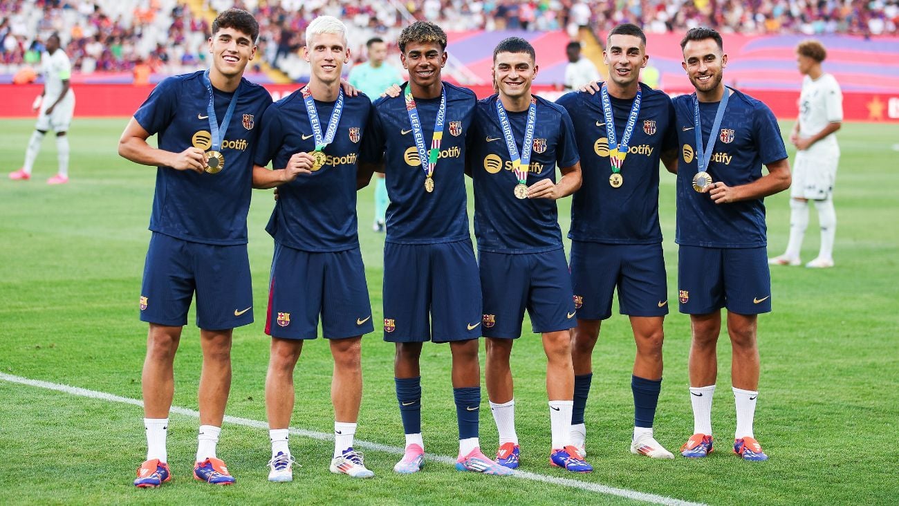 Jugadores del FC Barcelona homenajeados en la presentación de la plantilla en el partido del Trofeo Joan Gamper 2024 25 ante el AS Mónaco