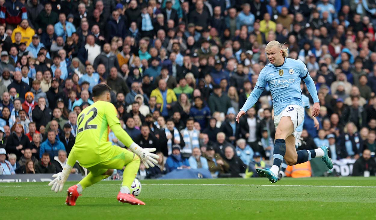 Erling Haaland convirtiendo un gol ante el Arsenal