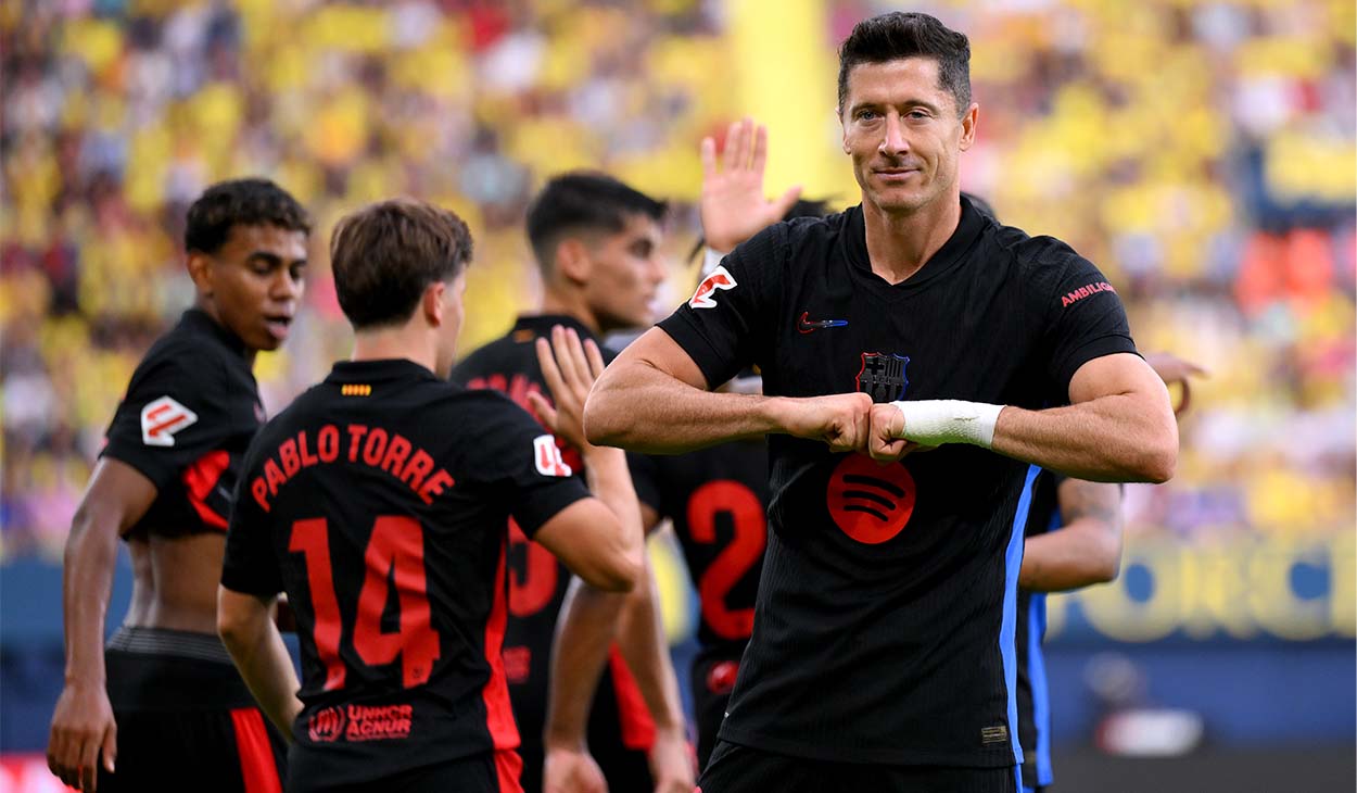 Robert Lewandowski festejando uno de sus goles ante el Villarreal (1-5)