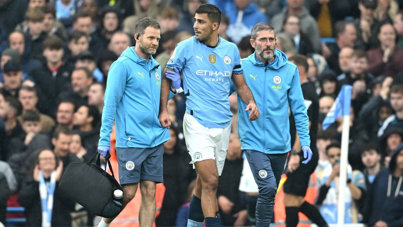 Rodri después de su lesión en el duelo entre el Manchester City y el Arsenal en la Premier League 2024 25