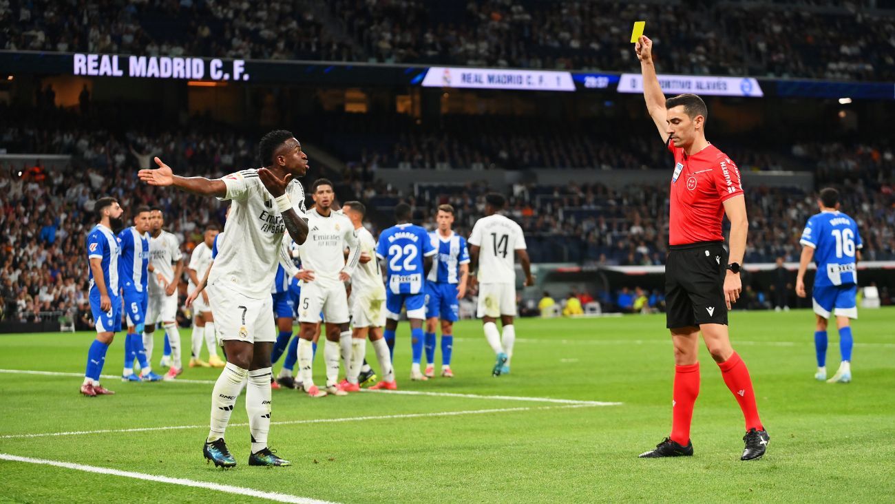 Vinicius Junior siendo amonestado en el duelo entre el Real Madrid y el Deportivo Alavés en la jornada siete de LaLiga EA Sports 2024 25