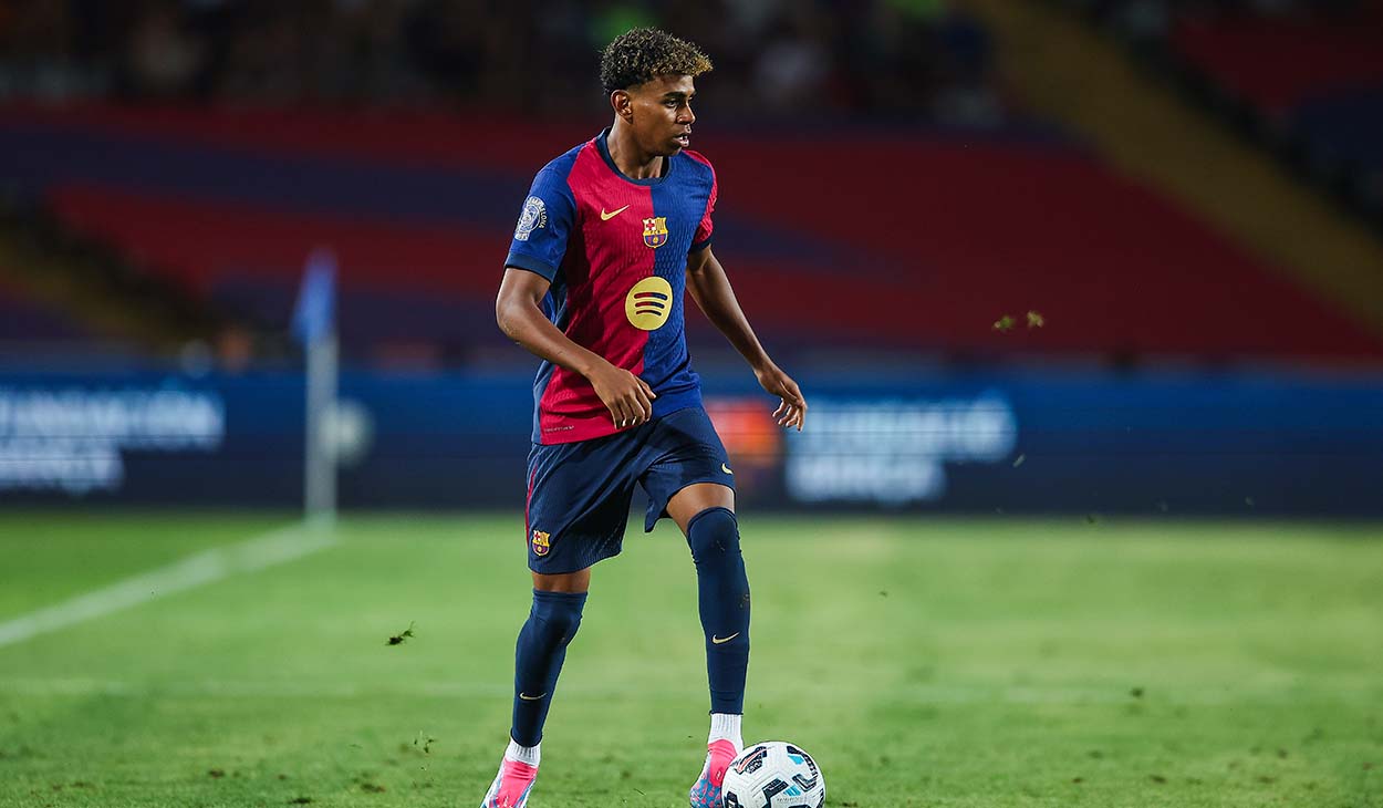 Lamine Yamal in a match with Barça