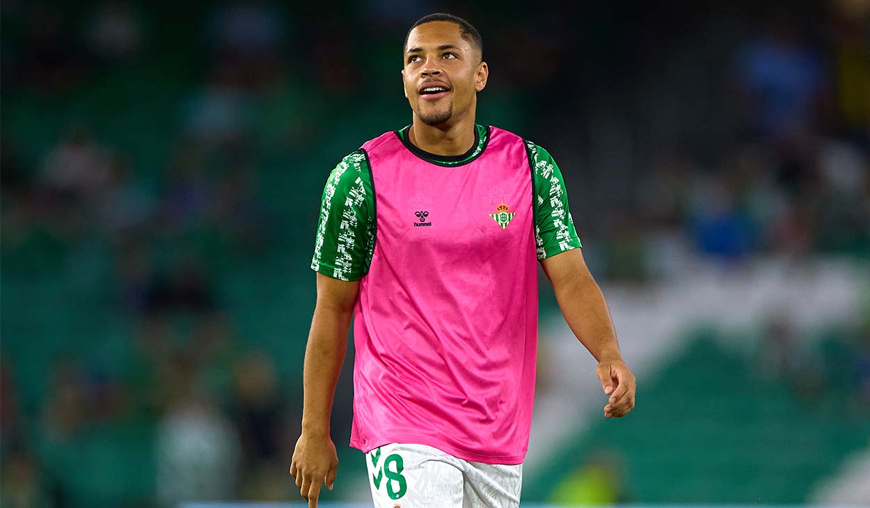 Vitor Roque en un calentamiento con el Betis