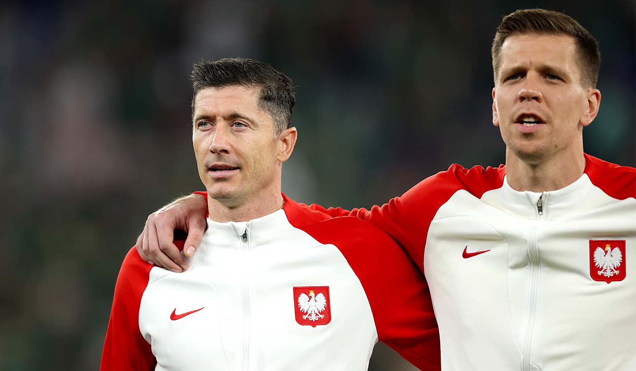 Wojciech Szczesny y Robert Lewandowski en un partido con Polonia