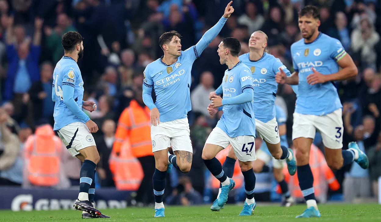 Jugadores del Manchester City festejando un gol contra el Arsenal