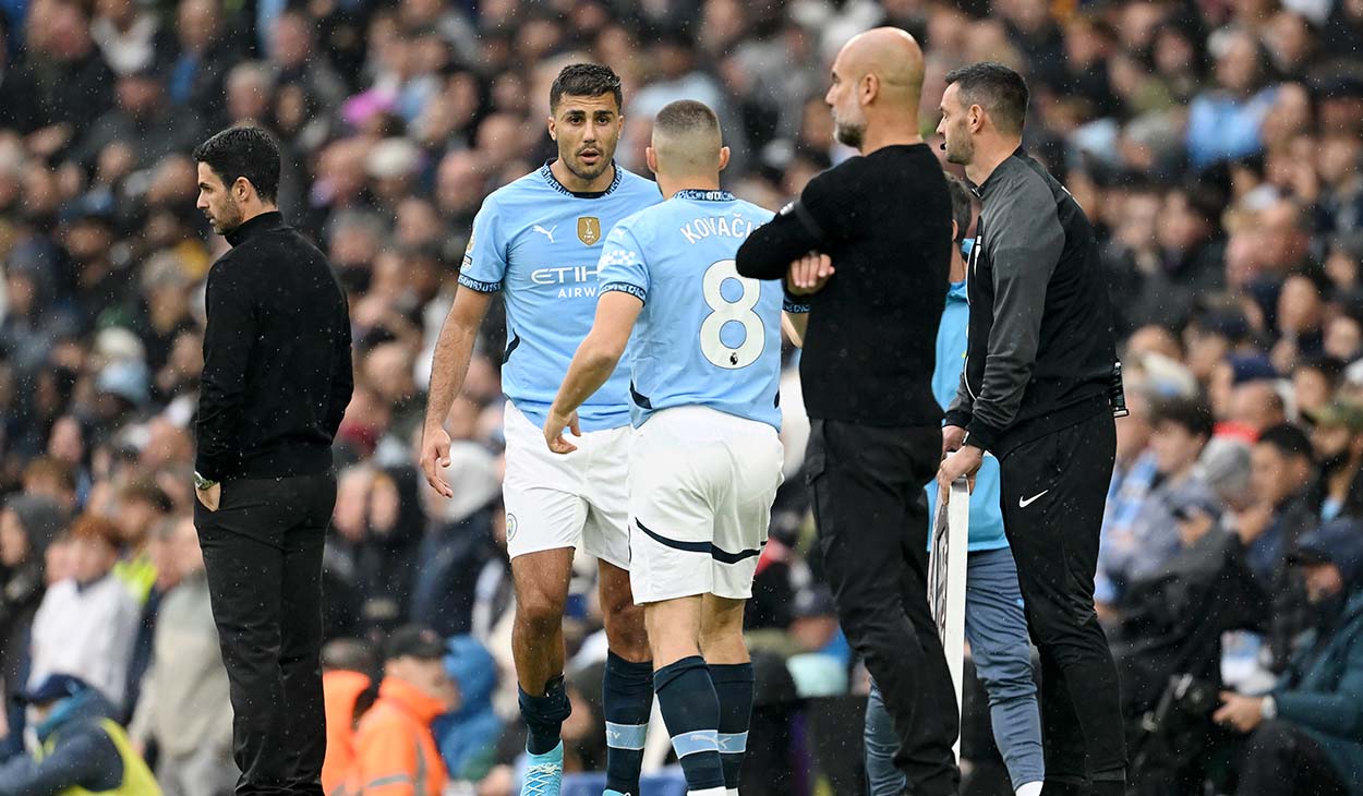 Pep Guardiola y Rodri durante un partido del Manchester City