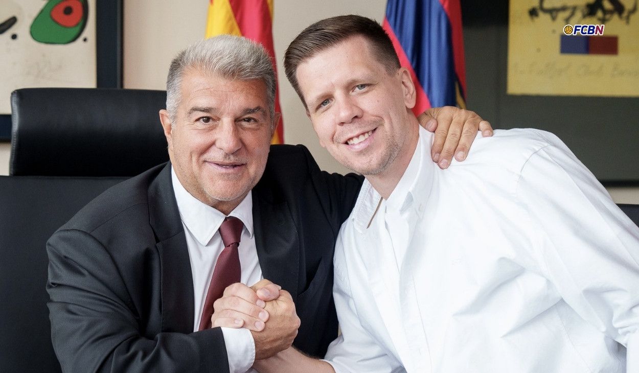 Wojciech Szczęsny en su presentación como jugador del FC Barcelona en compañía de Joan Laporta