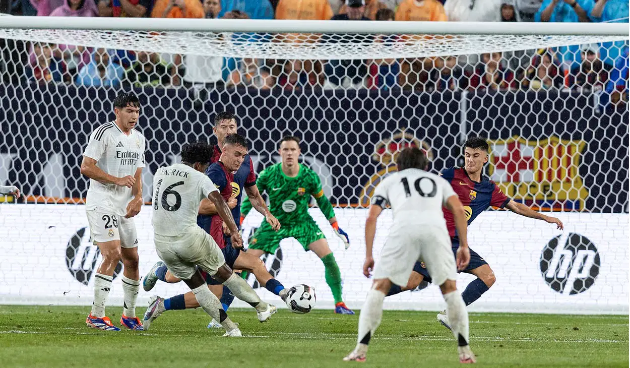 Endrick Felipe intentando un disparo durante el Clásico de pretemporada