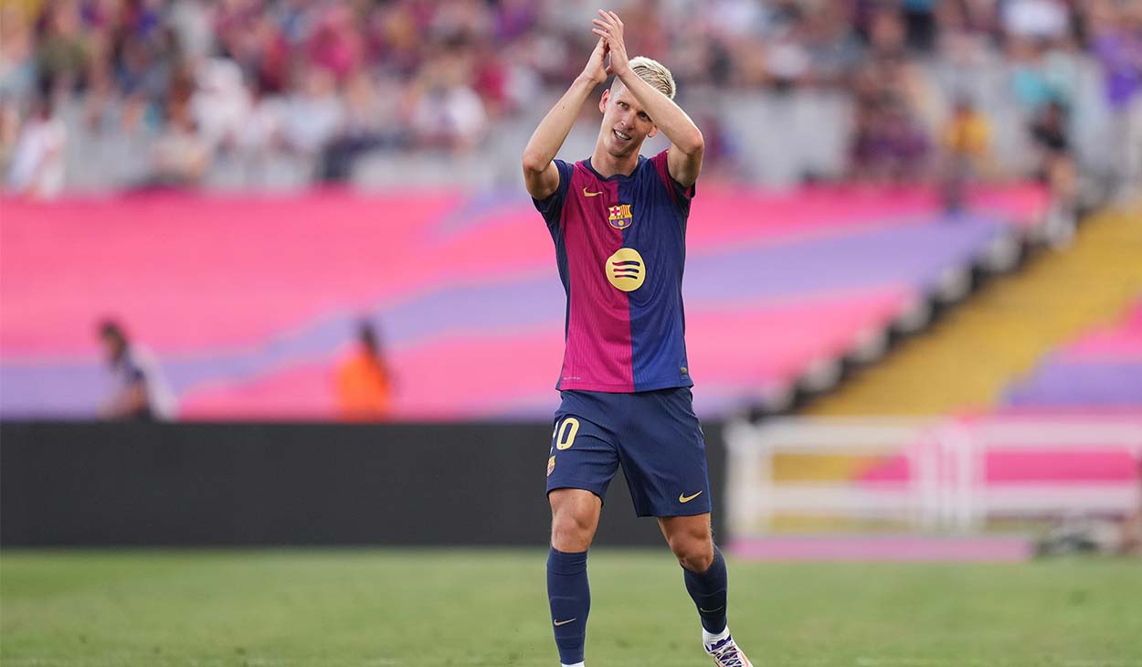 Dani Olmo saludando a la grada culé en Montjuïc