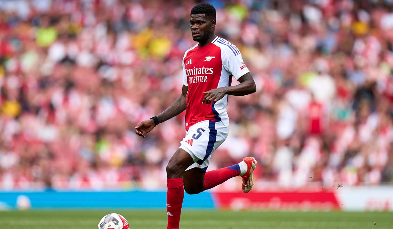 Thomas Partey en un partido con el Arsenal