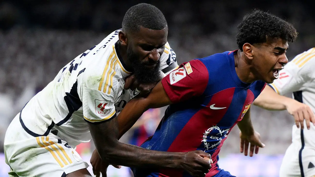 Antonio Rüdiger y Lamine Yamal en el duelo entre el FC Barcelona y el Real Madrid en LaLiga EA Sports