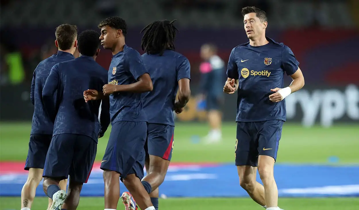 Jugadores del Barça durante un calentamiento en Montjuïc