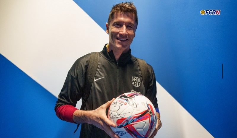 Robert Lewandowski, con el balón del Alavés-Barça (0-3)