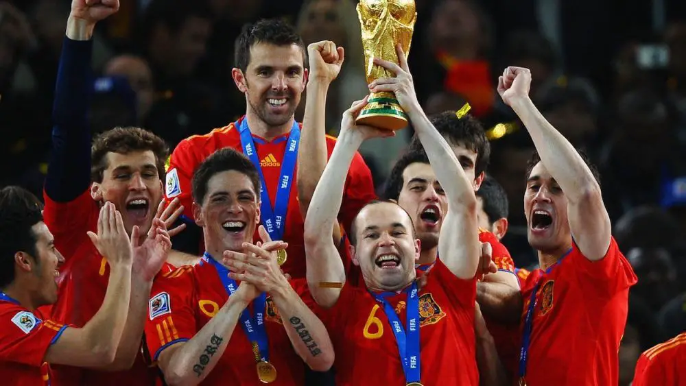 Iniesta levantando la copa de Campeón del Mundo con España