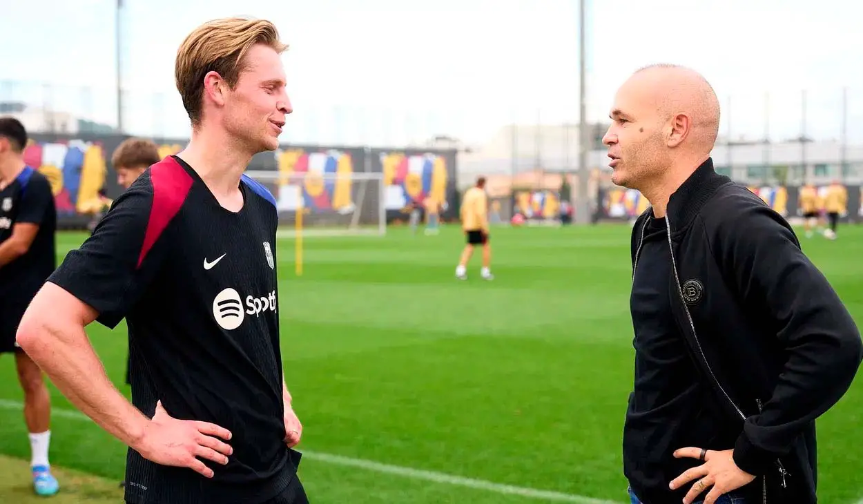 Frenkie de Jong y Andrés Iniesta en Can Barça