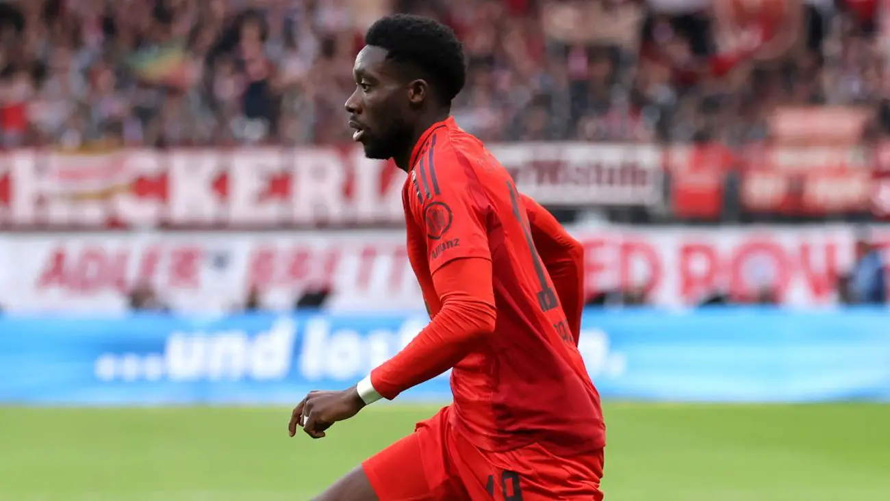 Alphonso Davies en el duelo entre el Bayern Múnich y el Eintracht Frankfurt en la Bundesliga 2024 25