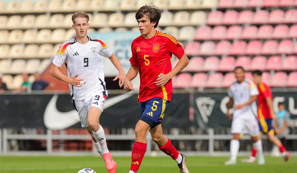 Andrés Cuenca en un partido con la Sub-19 de España