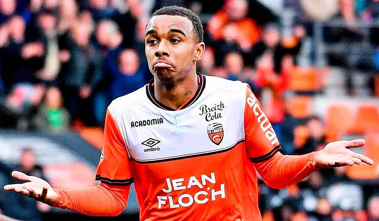 Eli Junior Kroupi, en un partido con el FC Lorient