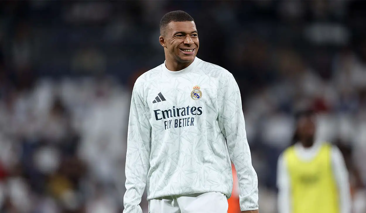 Kylian Mbappé en un calentamiento con el Real Madrid