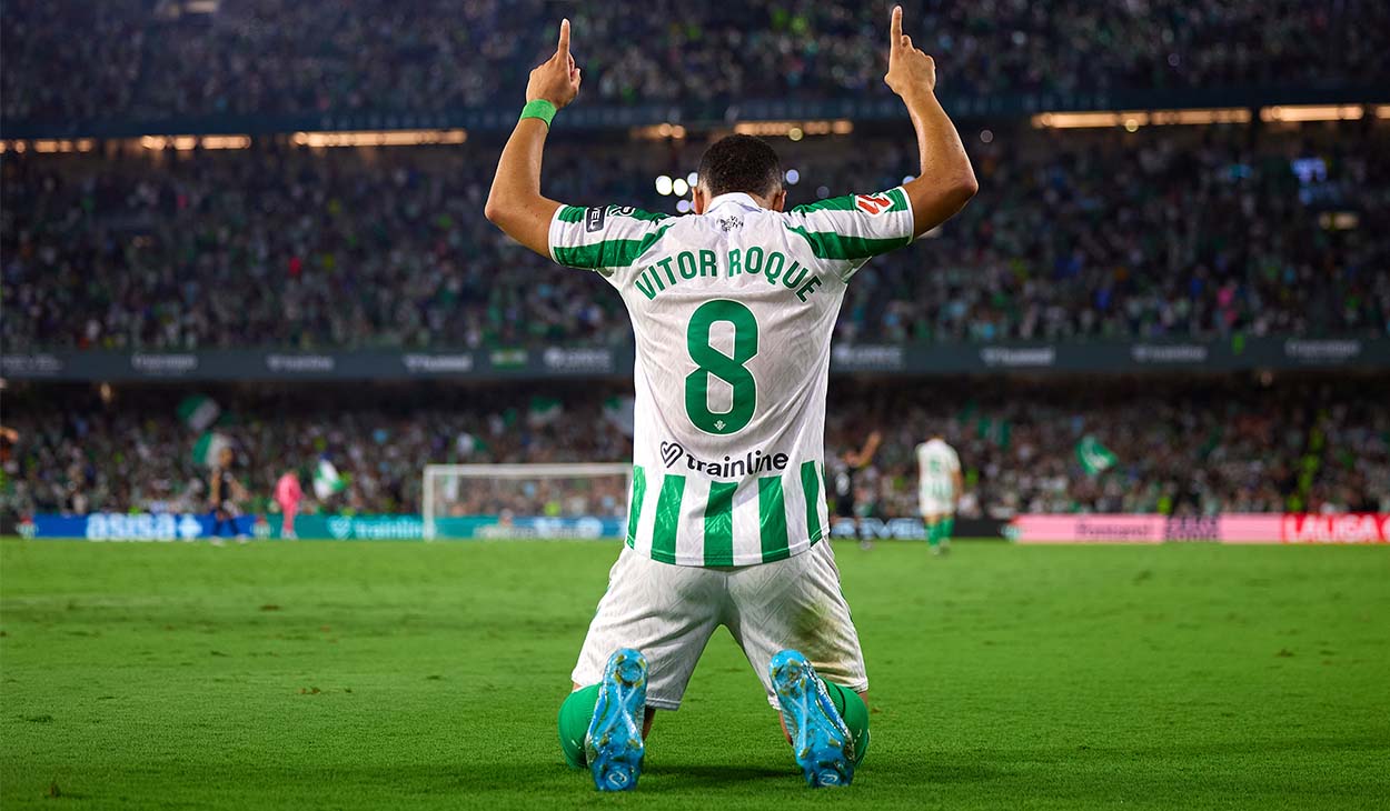 Vitor Roque festejando un gol con el Betis