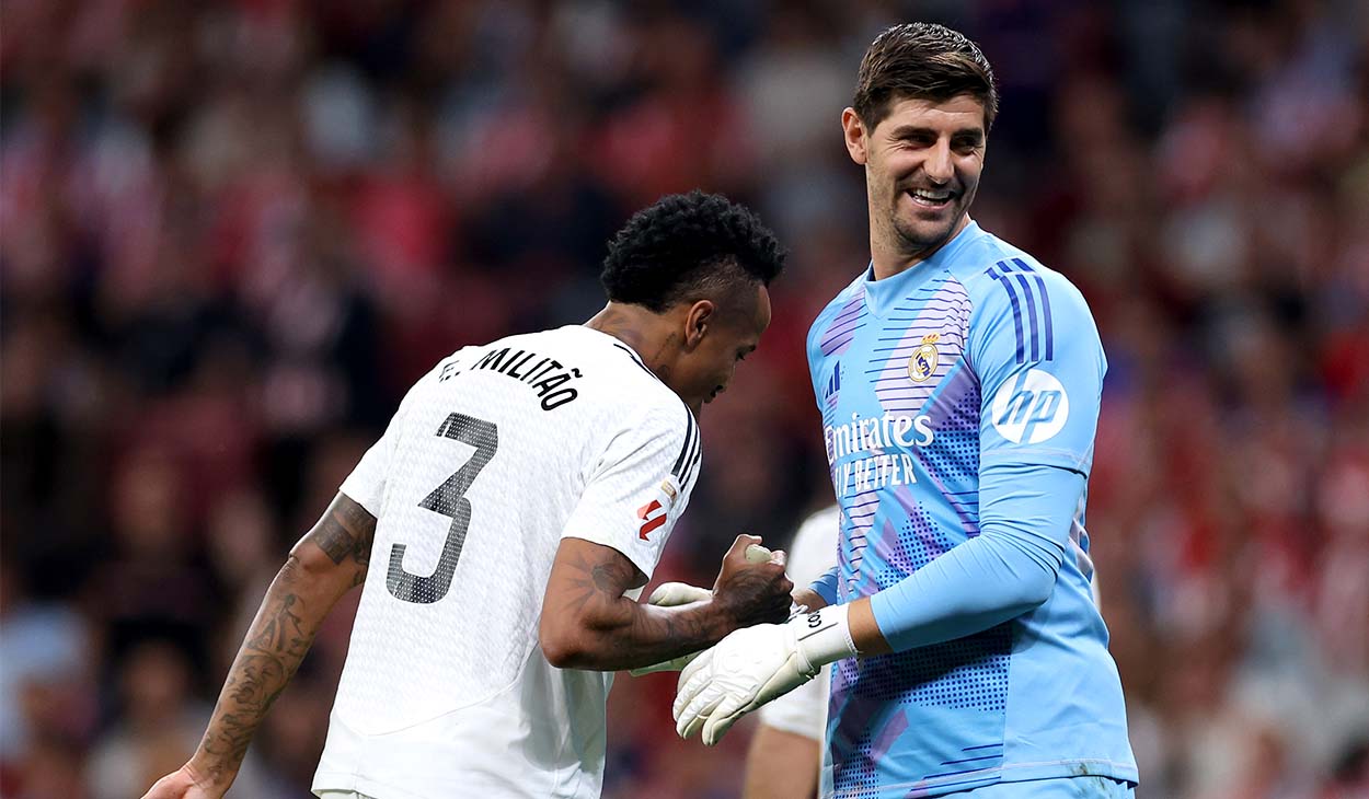 Éder Militao y Thibaut Courtois en un partido del Real Madrid