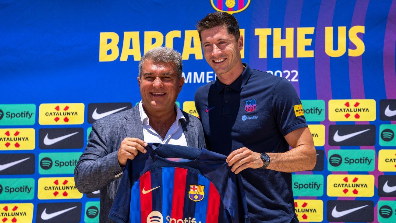 Joan Laporta y Robert Lewandowski en la introducción de este último como jugador del FC Barcelona en 2022